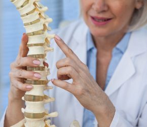 doctora-con-modelo-de-columna-vertebral