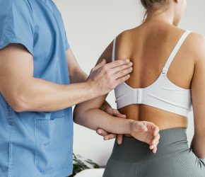 vista-lateral-del-terapeuta-osteopatico-masculino-comprobando-el